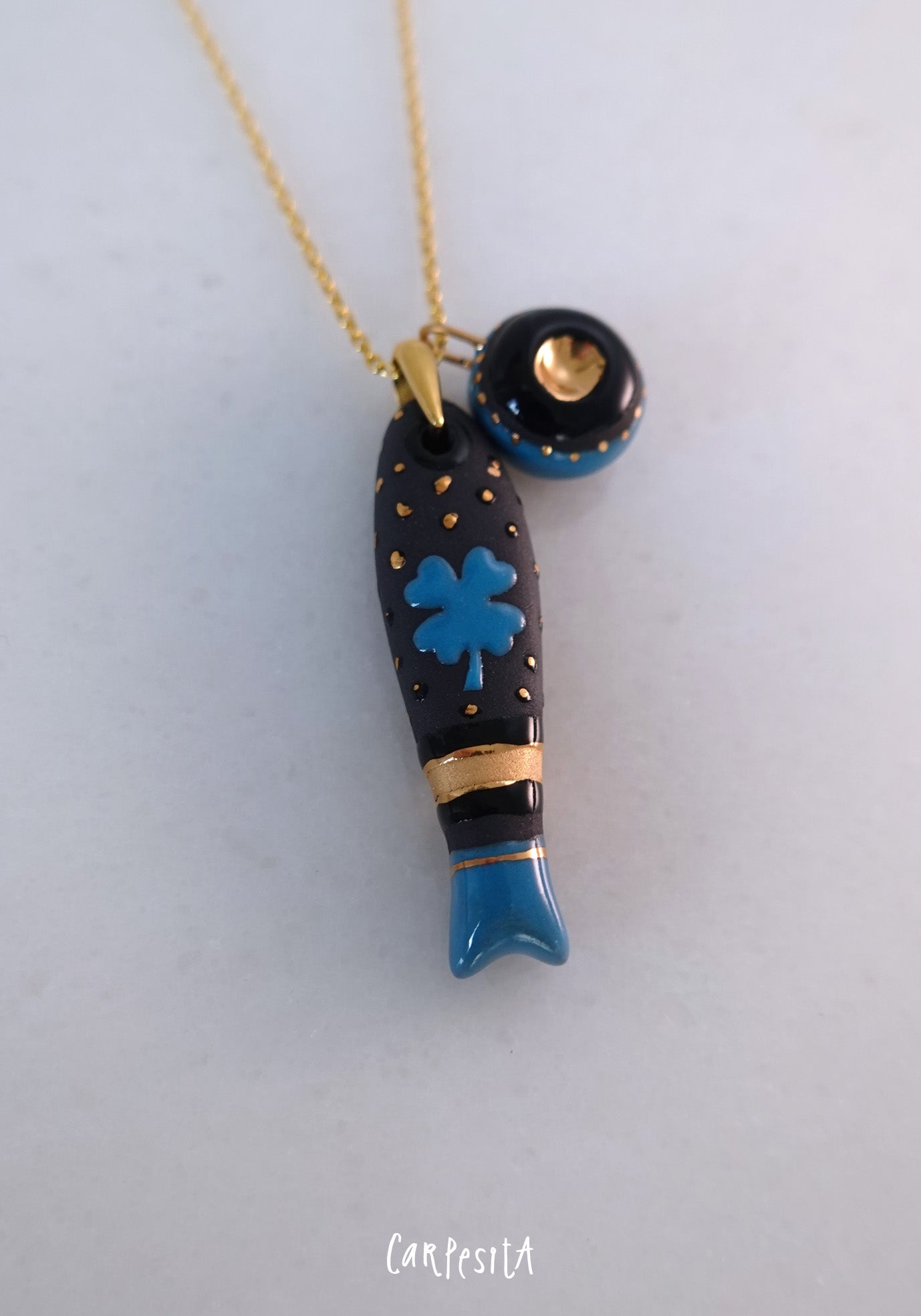 Siyah Yoncalı Balık Kolye