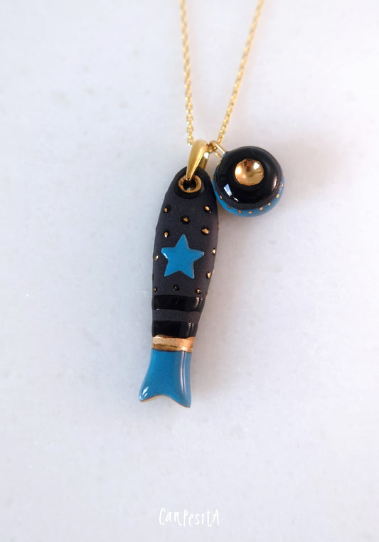 Mavi Yıldızlı Siyah Balık Kolye