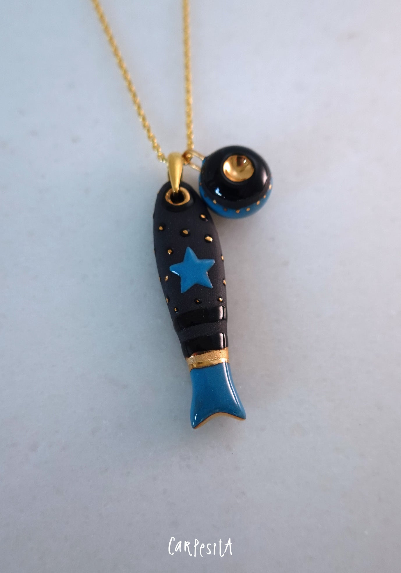 Mavi Yıldızlı Siyah Balık Kolye